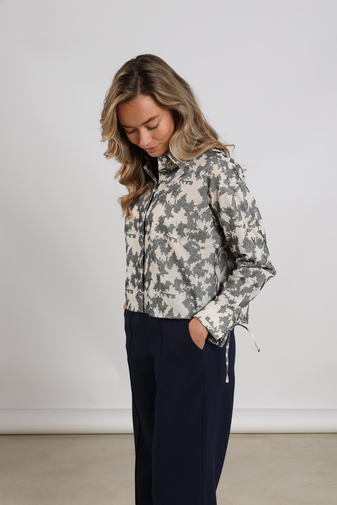 Bailey Blouse Cross | Offwhite/Navy